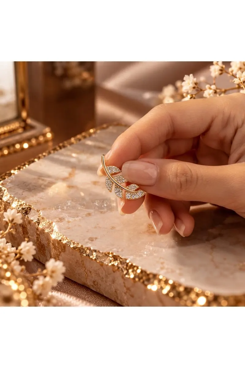 Gold Renk Yaprak Desenli Zirkon Taşlı Çelik Küpe
