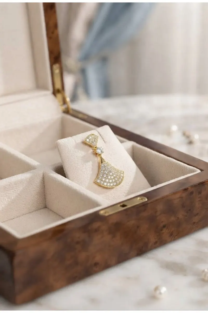 Pirinç Gold Renk Zirkon Taşlı Motif Model Küpe