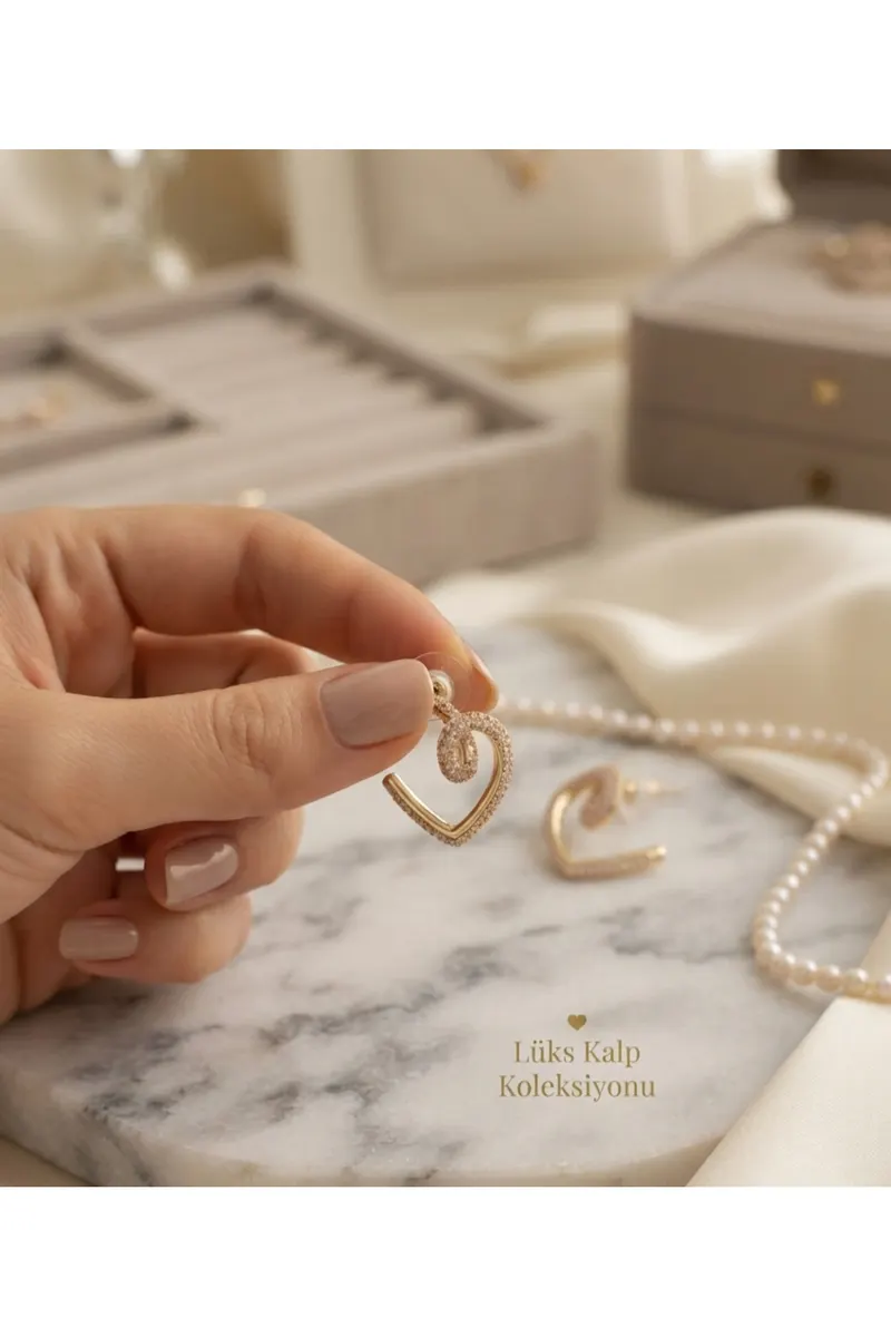 Pirinç Gold Renk Zirkon Taşlı Kıvrımlı Yarım Kalp Küpe