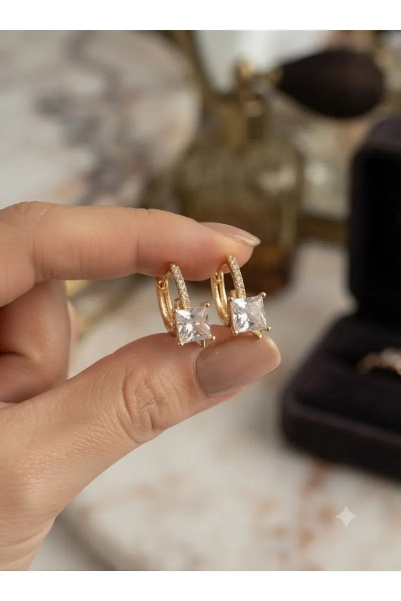 Pirinç Gold Renk İri Zirkon Taşlı Kıvrımlı Kelebekli Halka Küpe