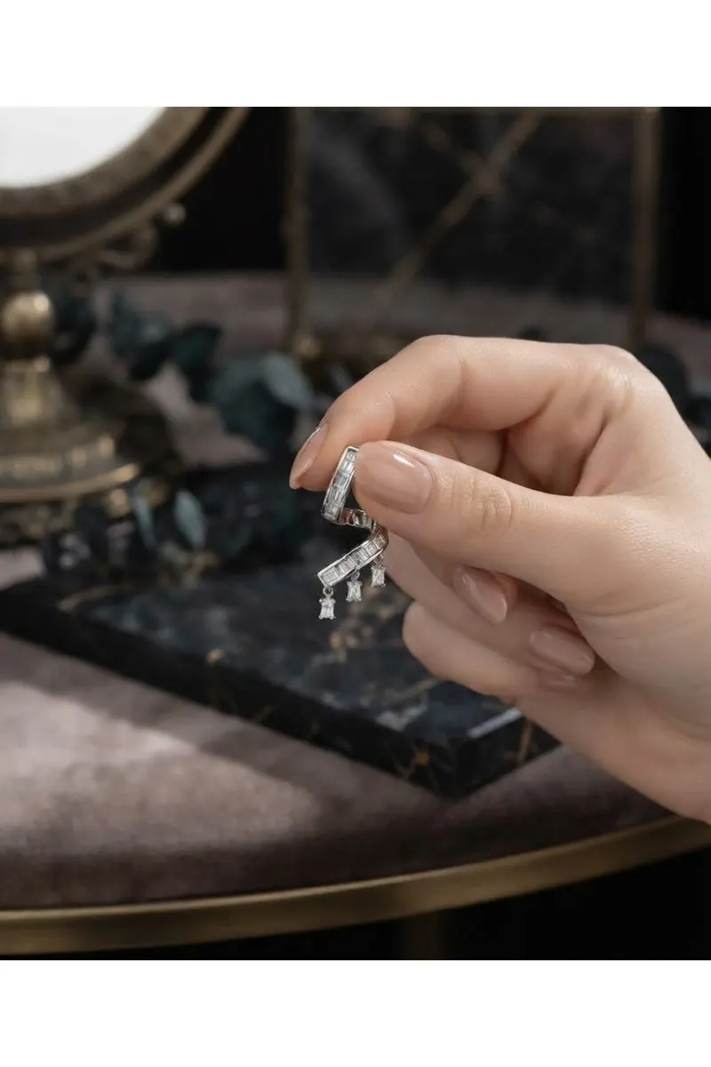 Pirinç Gümüş Renk Zirkon Taşlı Kıvrımlı Model Küpe