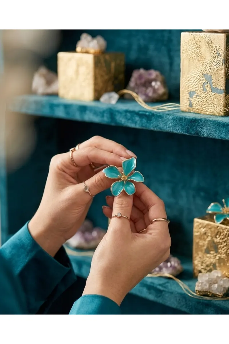 Turkuaz Mineli Çiçek Model Altın Kaplama Pirinç Küpe