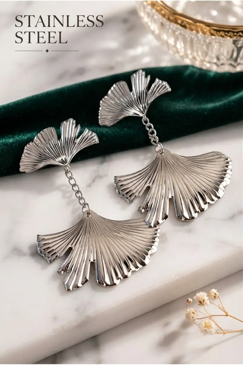 Pirinç Gümüş Renk Tırtıklı Yaprak Model Sallantılı Küpe