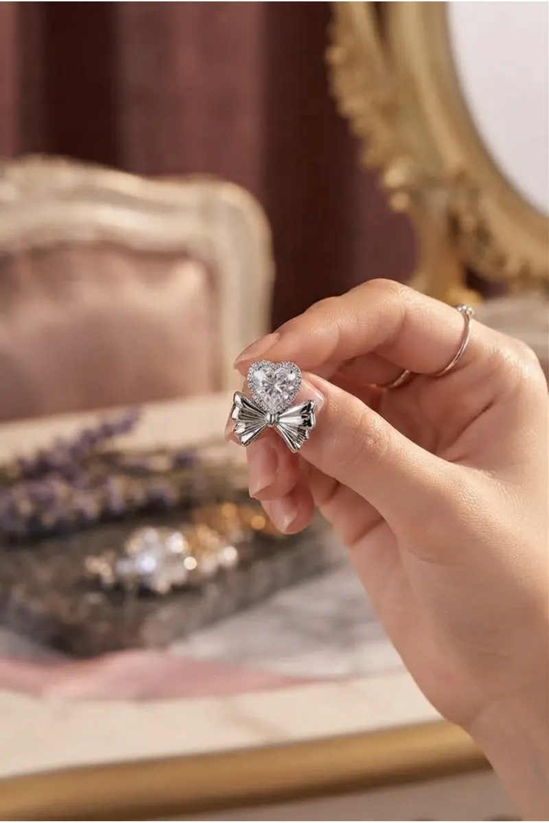 Pirinç Gümüş Renk Zirkon Taşlı Kalp Model Fiyonk Küpe