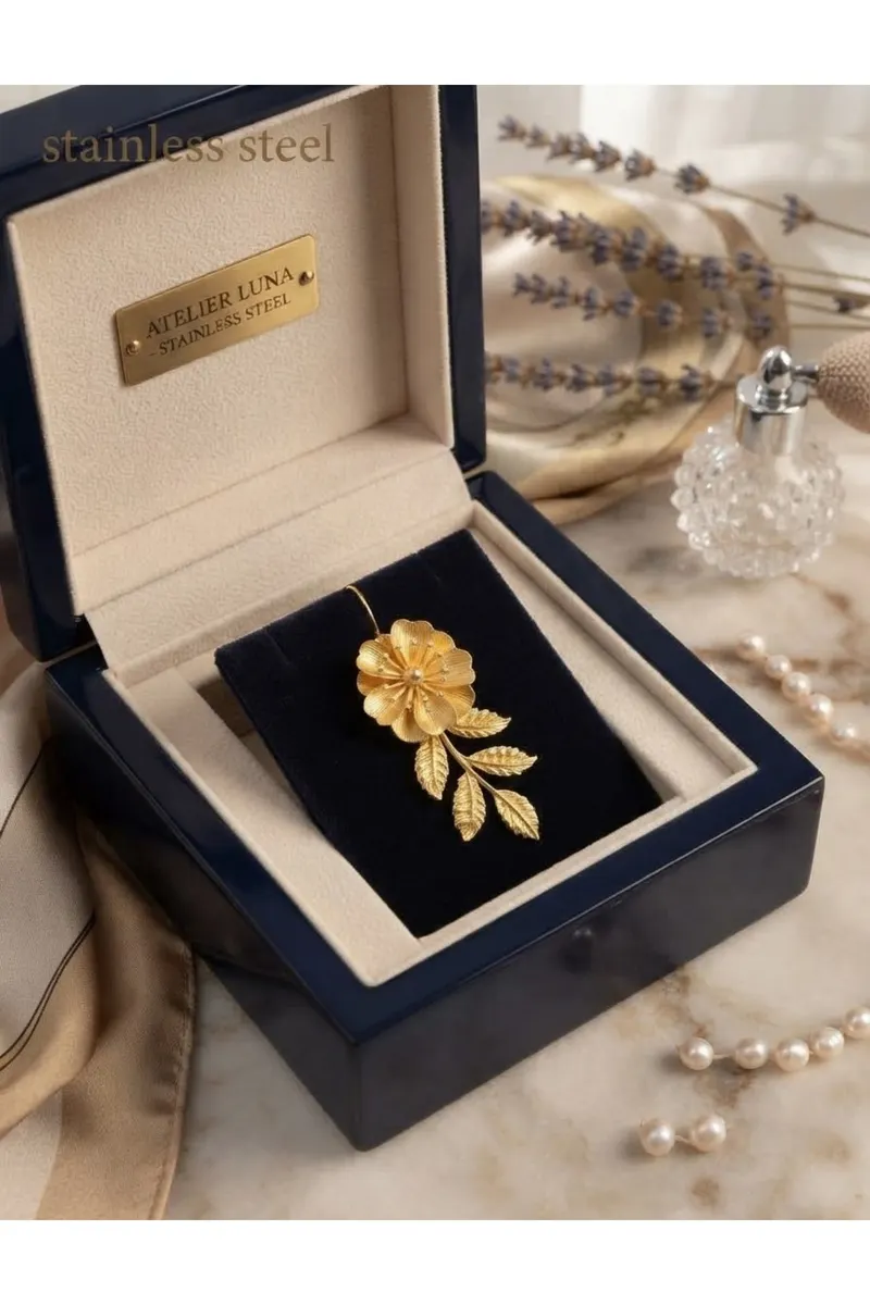 Gold Renk Zara Model Dal Yaprak Detaylı Çiçek Figürlü Çelik Küpe