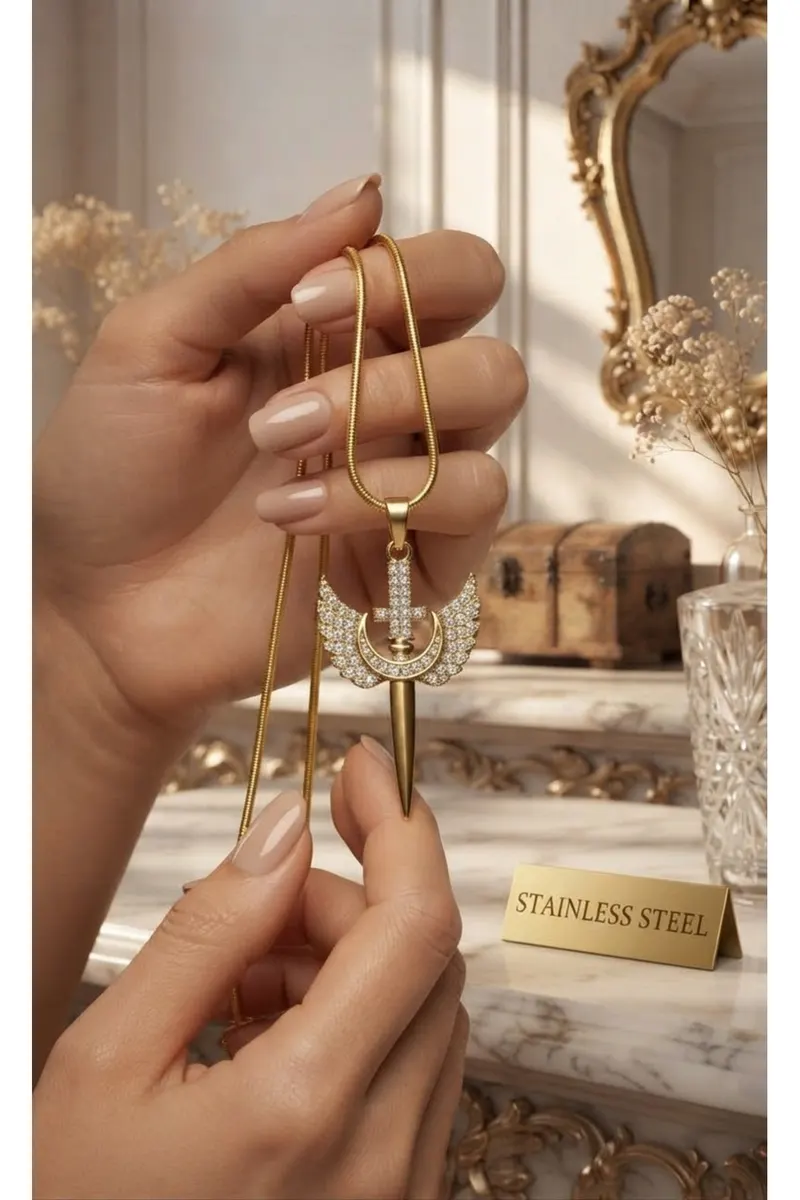 Gold Renk Kanat-kılıç Motifli Zirkon Taşlı Çelik Kolye