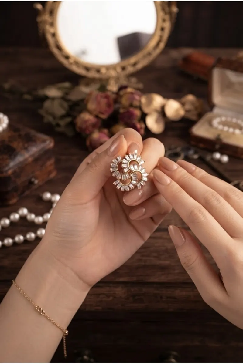 Pirinç Gold Renk Zirkon Taşlı Yonca Model Küpe