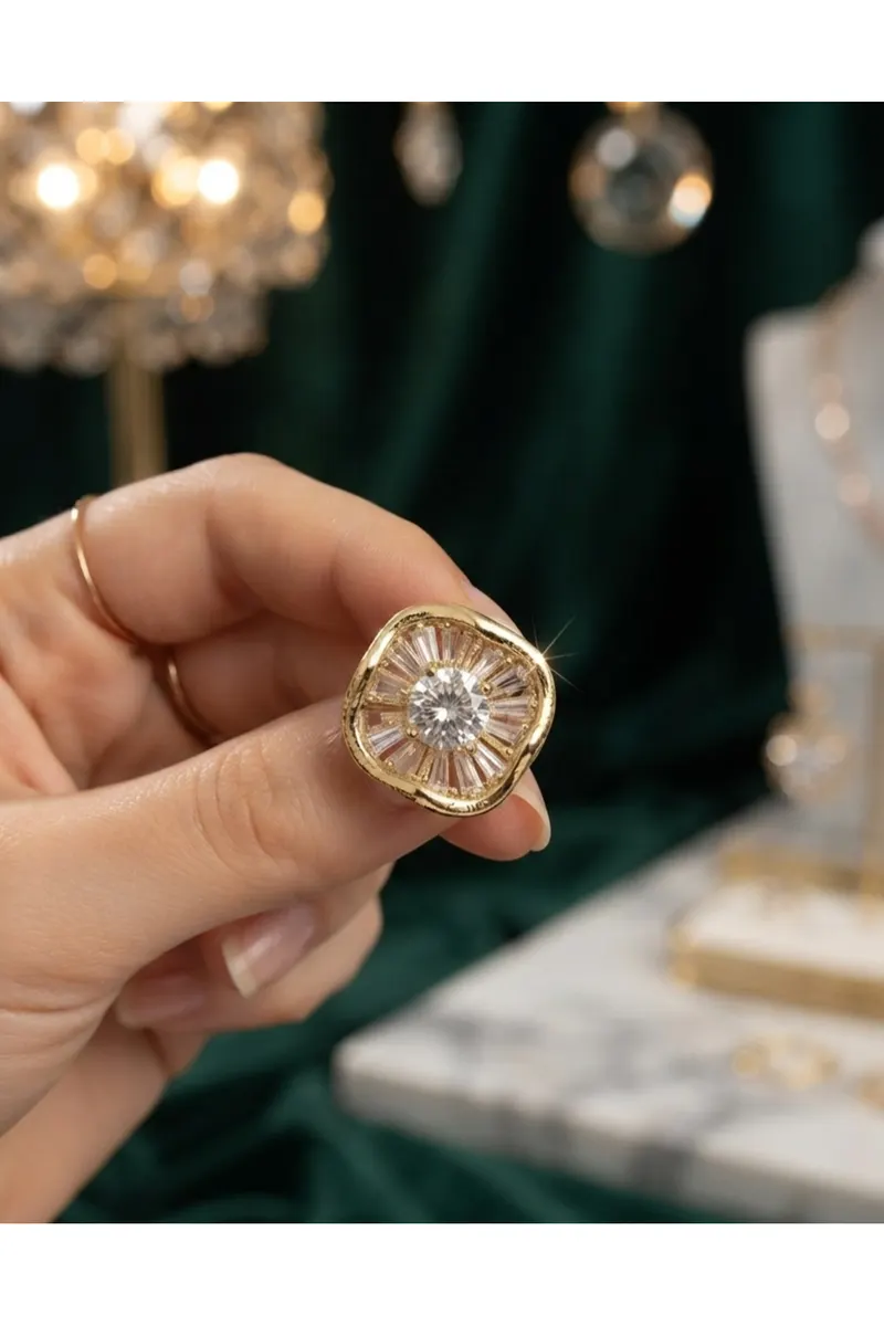 Pirinç Gold Renk Zirkon Taşlı Yonca Model Küpe