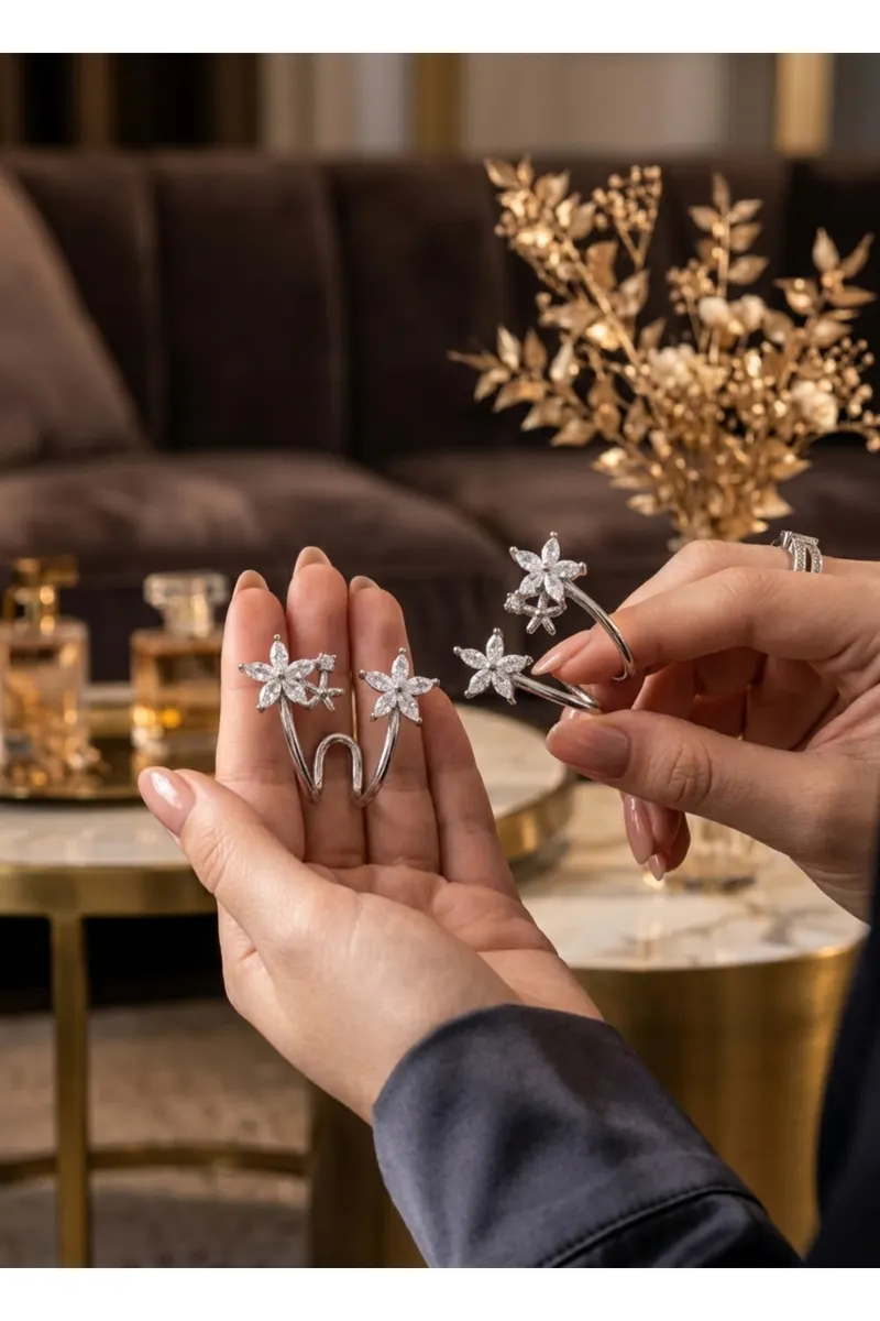 Pirinç Gümüş Renk Zirkon Taşlı Çiçek Motif Küpe