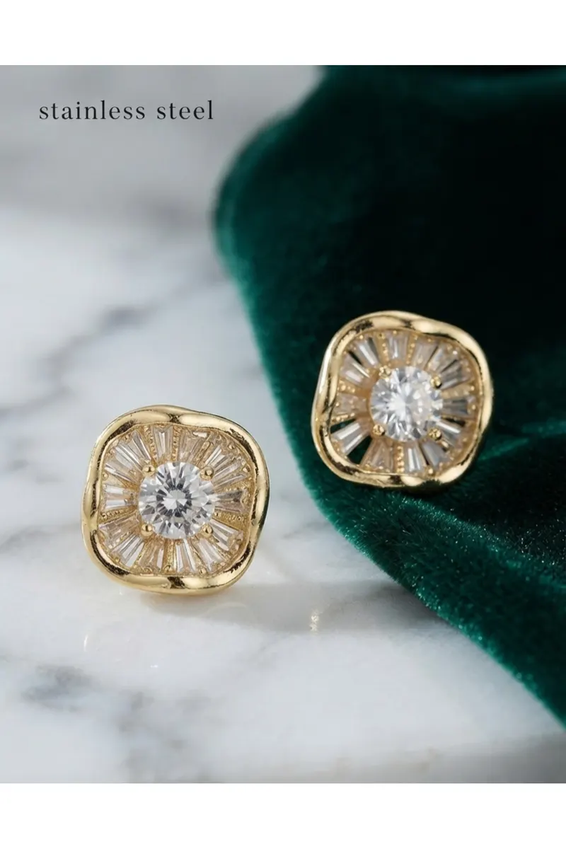 Pirinç Gold Renk Zirkon Taşlı Yonca Model Küpe