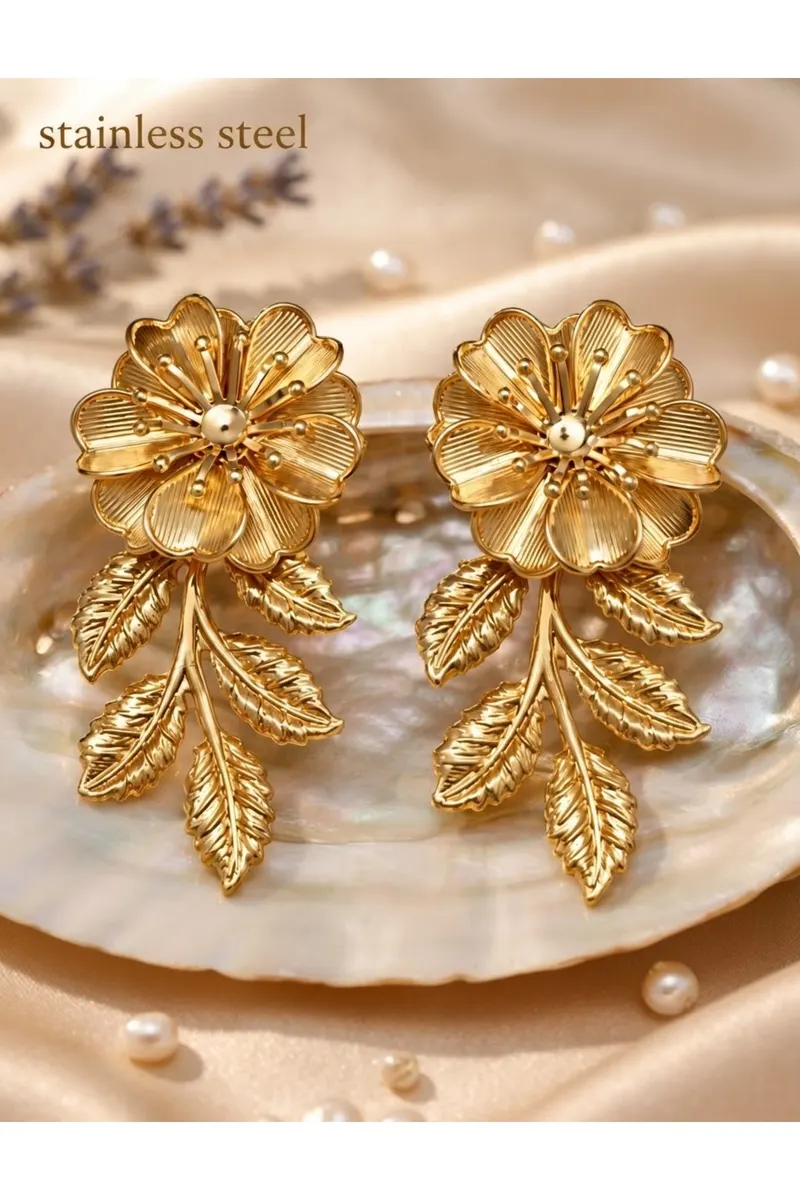 Gold Renk Zara Model Dal Yaprak Detaylı Çiçek Figürlü Çelik Küpe