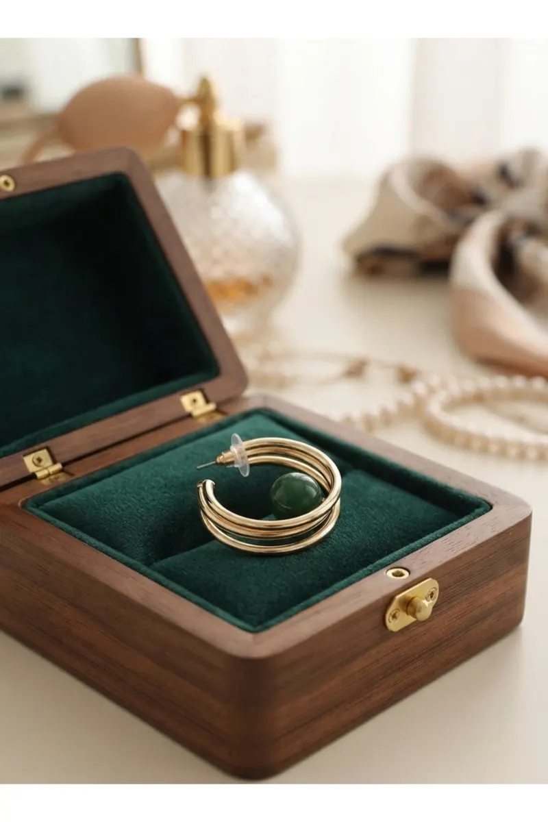 Pirinç Gold Renk Halka Model Yeşil Boncuk Detay Küpe