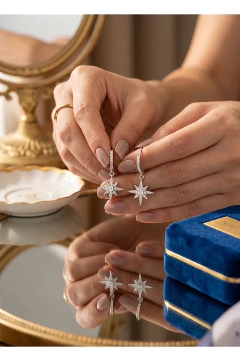 Pirinç Gümüş Renk Zirkon Taşlı Halka Model Sallantılı Yıldız Detaylı Küpe