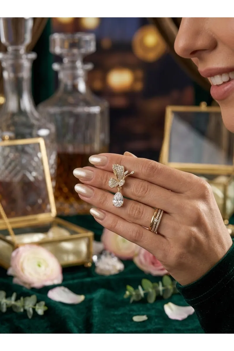 Pirinç Gold Renk Zirkon Taşlı Turna Kuşu Model Sallantılı Küpe