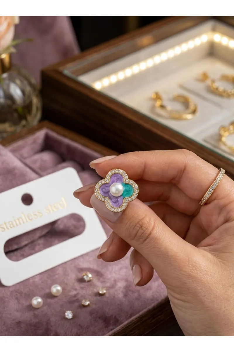 Pirinç Mor Mineli İnci Detaylı Zirkon Taşlı Sanatsal Portre Yonca Model Gold Renk Küpe