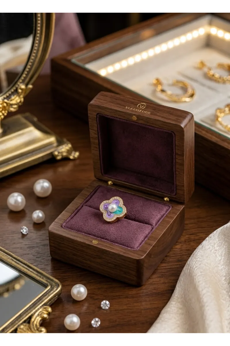 Pirinç Mor Mineli İnci Detaylı Zirkon Taşlı Sanatsal Portre Yonca Model Gold Renk Küpe