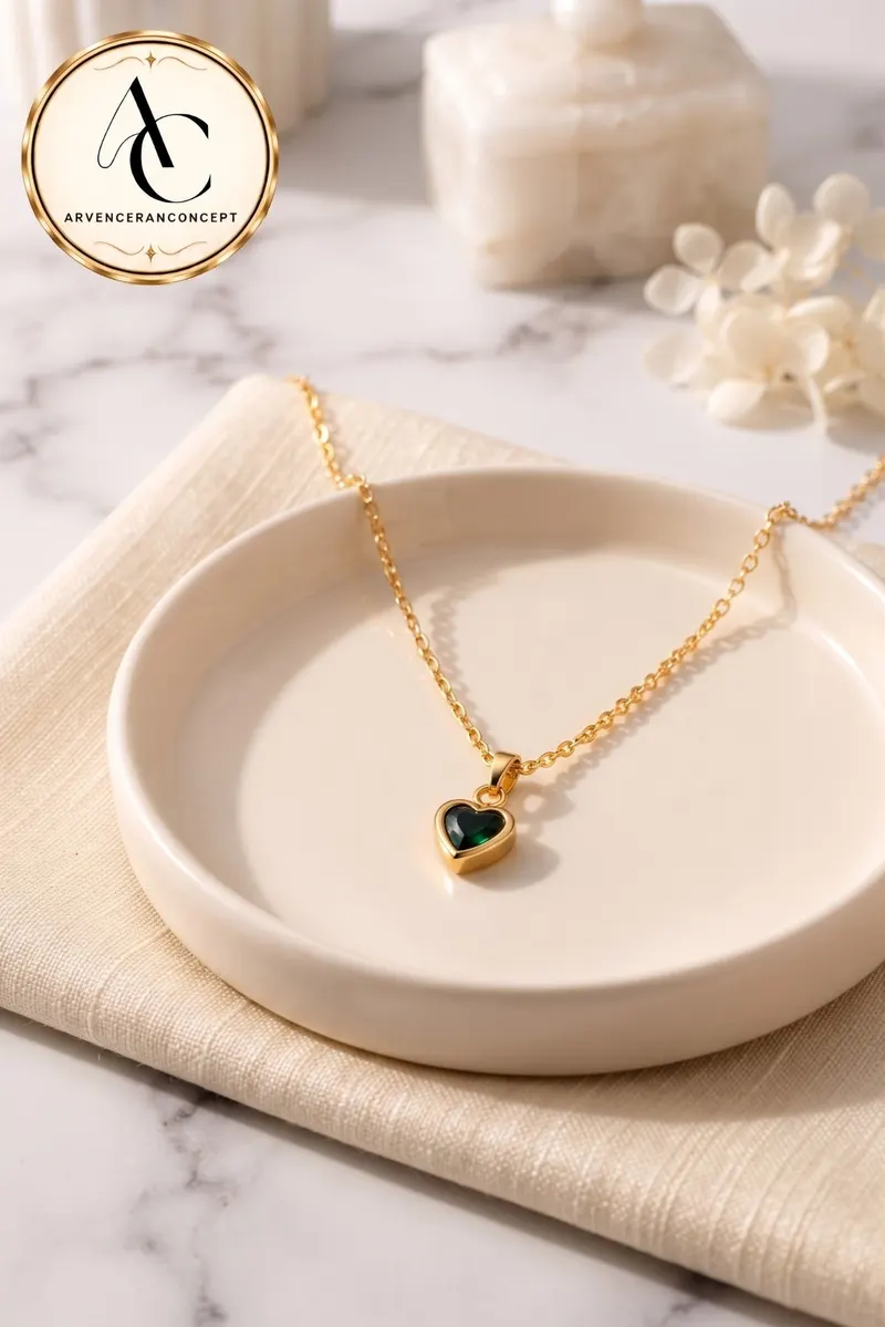 gold renk zincirli zümrüt yeşili taşlı kalp kolye