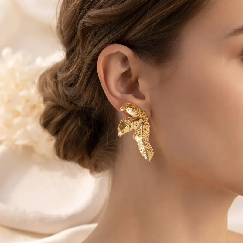 gold renk dokulu yaprak küpe